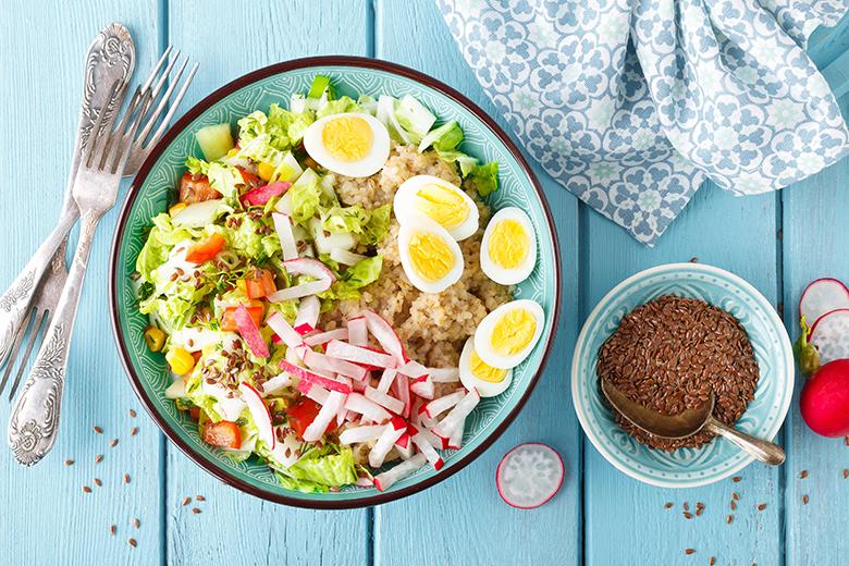 Frühlingssalat mit Chinakohl, Quinoa und Wachteleiern