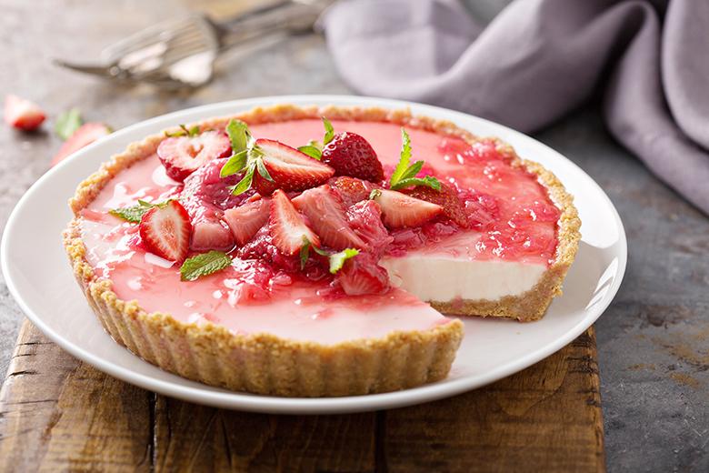 Erfrischender Rhabarber Käsekuchen mit Erdbeeren