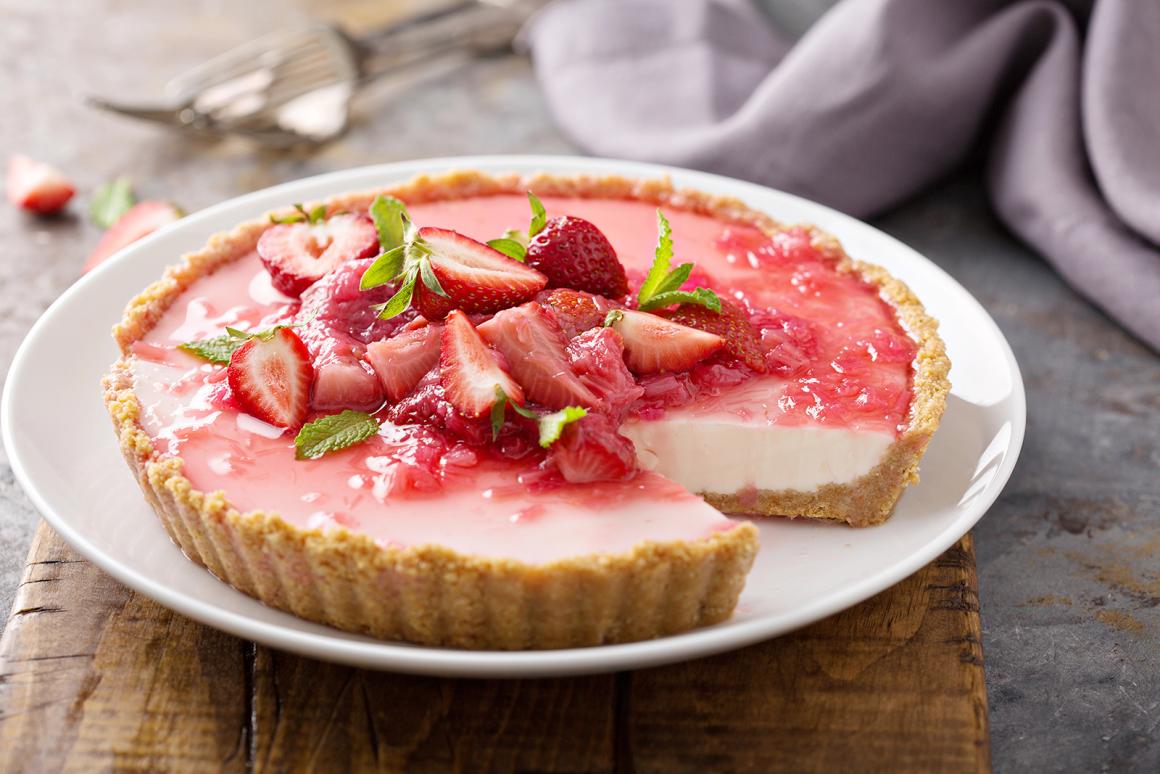 Erfrischender Rhabarber Käsekuchen mit Erdbeeren