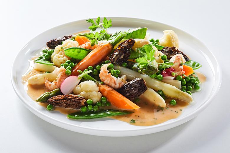 Frühlingshafter Gourmetsalat mit Spargel und Morcheln