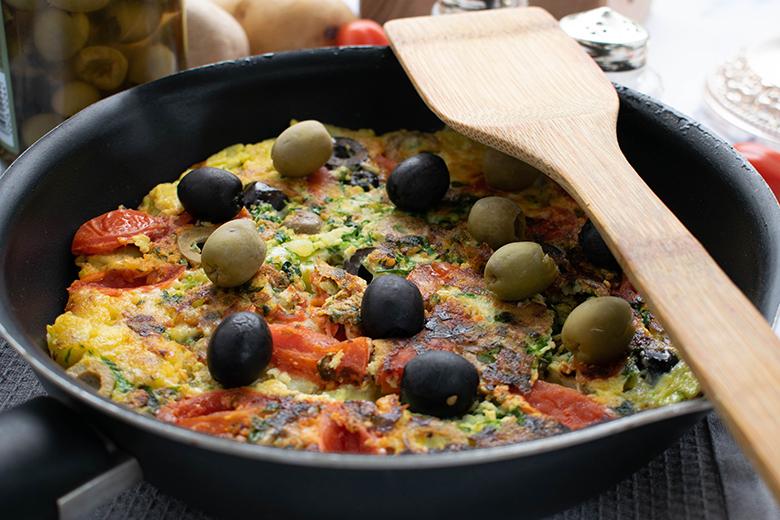 Tortilla mit Oliven und Cherrytomaten