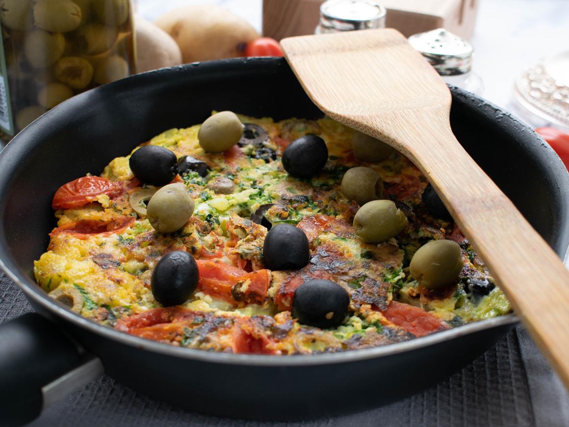 Tortilla mit Oliven und Cherrytomaten