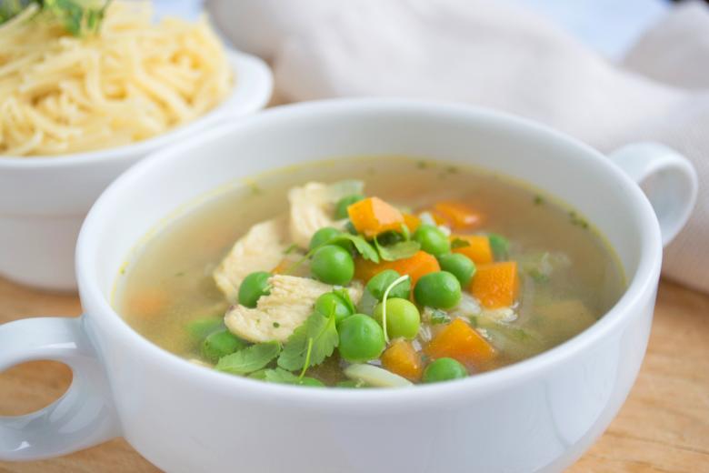 Heisse Pouletsuppe mit Erbsen