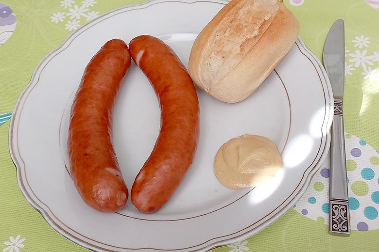 Schinkenknacker mit Weggli und Dijon-Senf