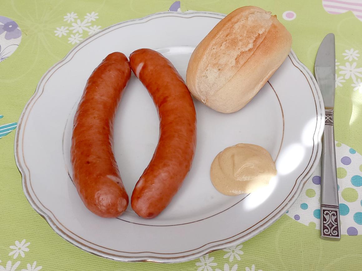 Schinkenknacker mit Weggli und Dijon-Senf
