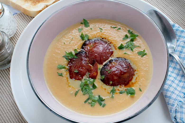 Feurige Rüeblisuppe mit Chorizo-Chips