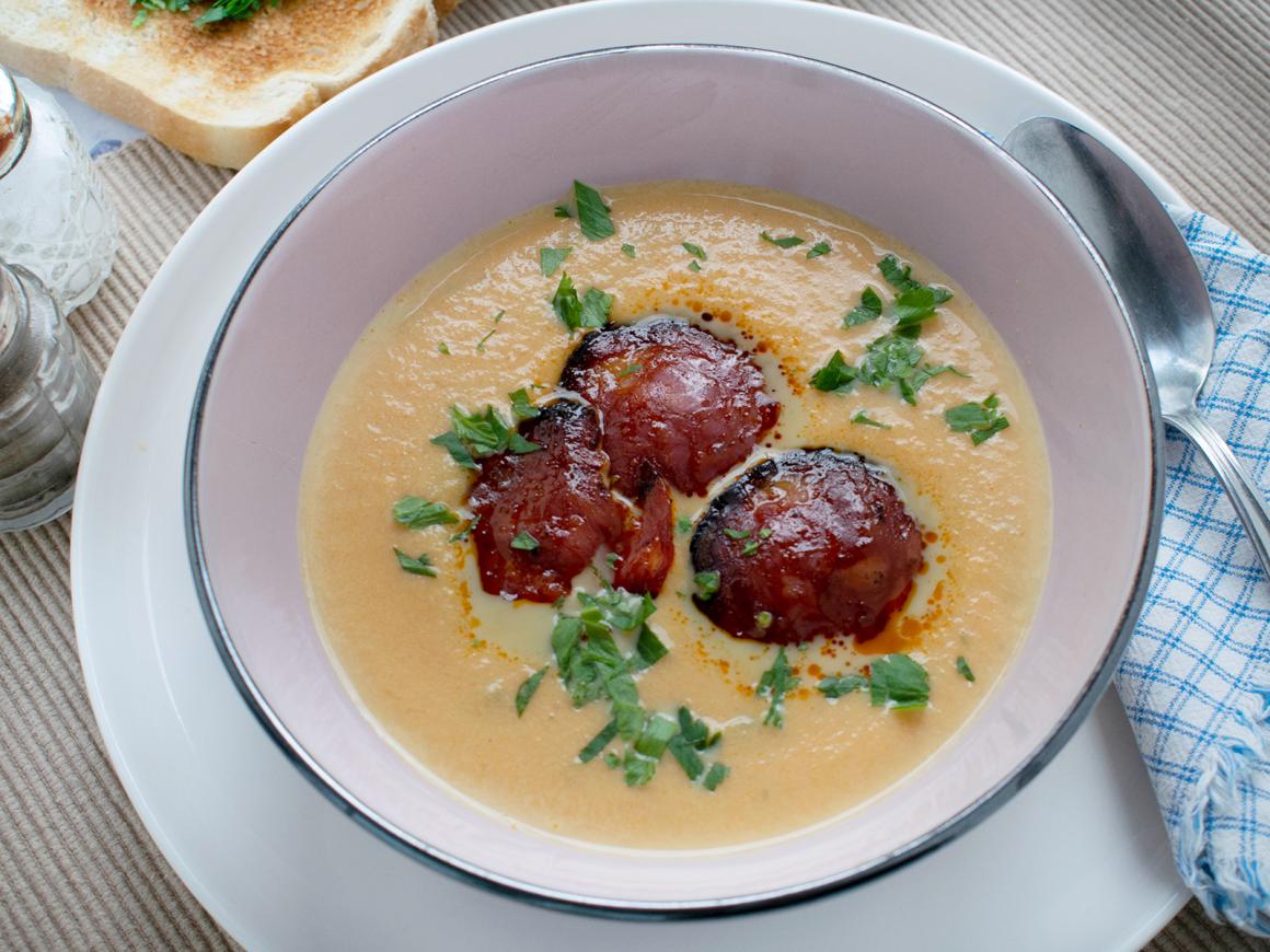 Feurige Rüeblisuppe mit Chorizo-Chips
