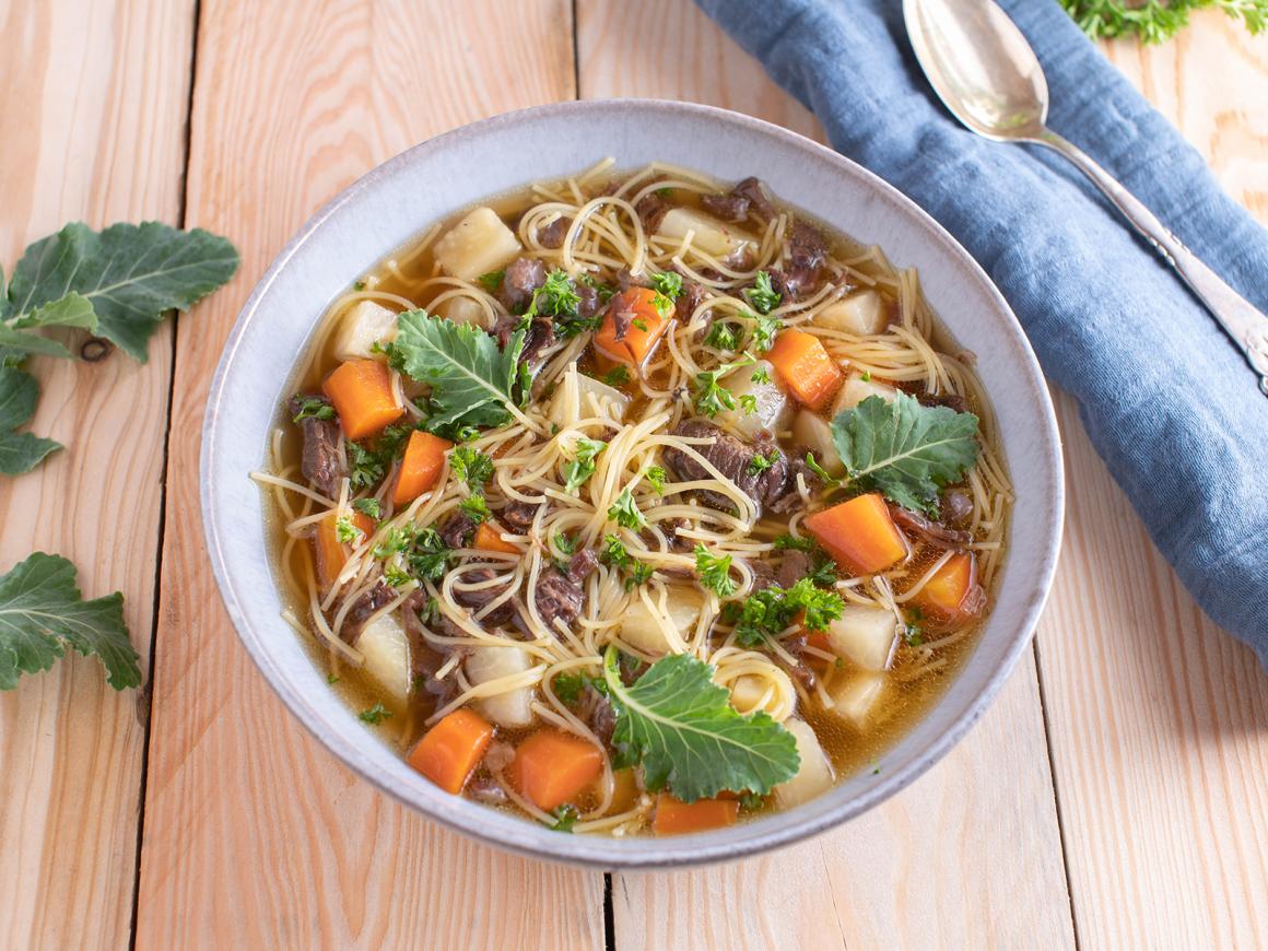 Rindfleischsuppe mit Gemüse
