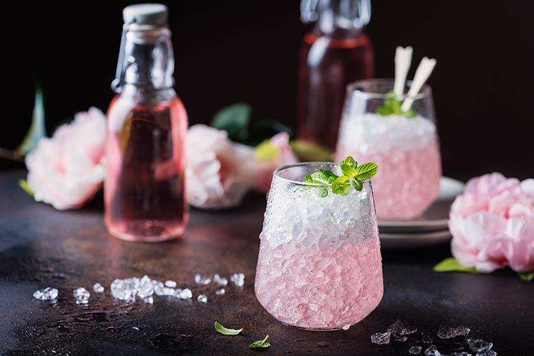Erfrischender Rosen-Cocktail