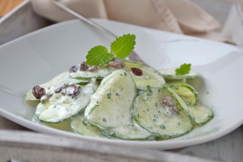 Gurkensalat mit Sultaninen