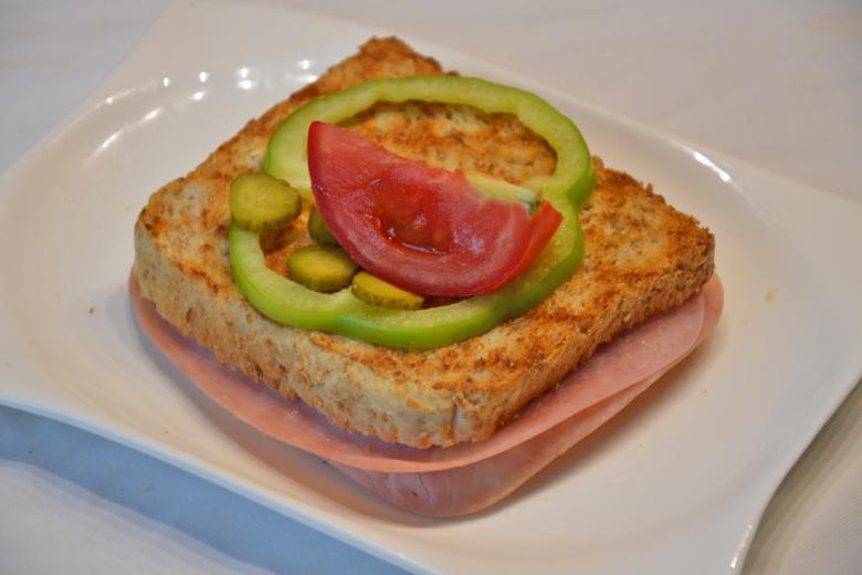 Schinken-Toast mit Gemüse