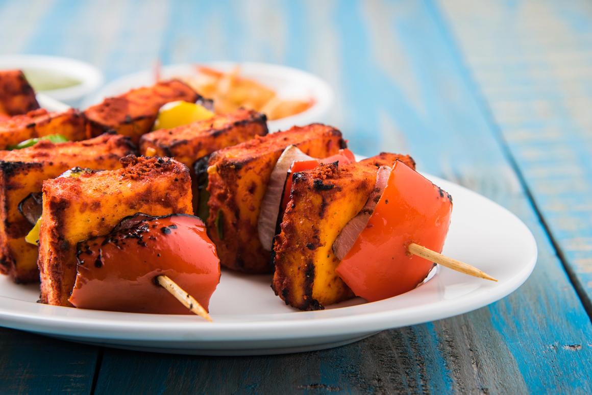 Indische Tandoori-Käsespiesse mit Paneer