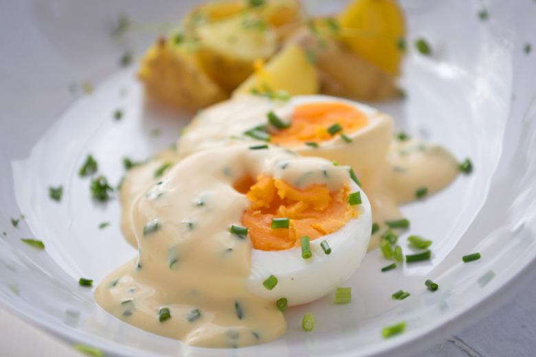 Eier an Frühlingssauce