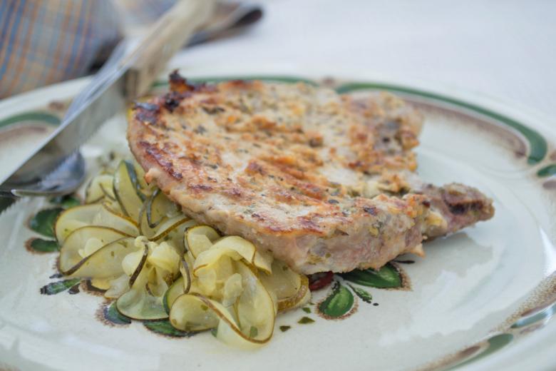Pikante Koteletts mit Zucchettisalat