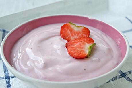 Leichte Quark-Mousse mit Erdbeeren