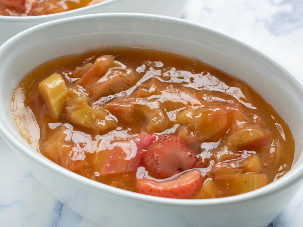 Rhabarberkompott mit Erdbeeren
