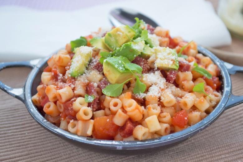 Tomaten-Avocado-Nudeln