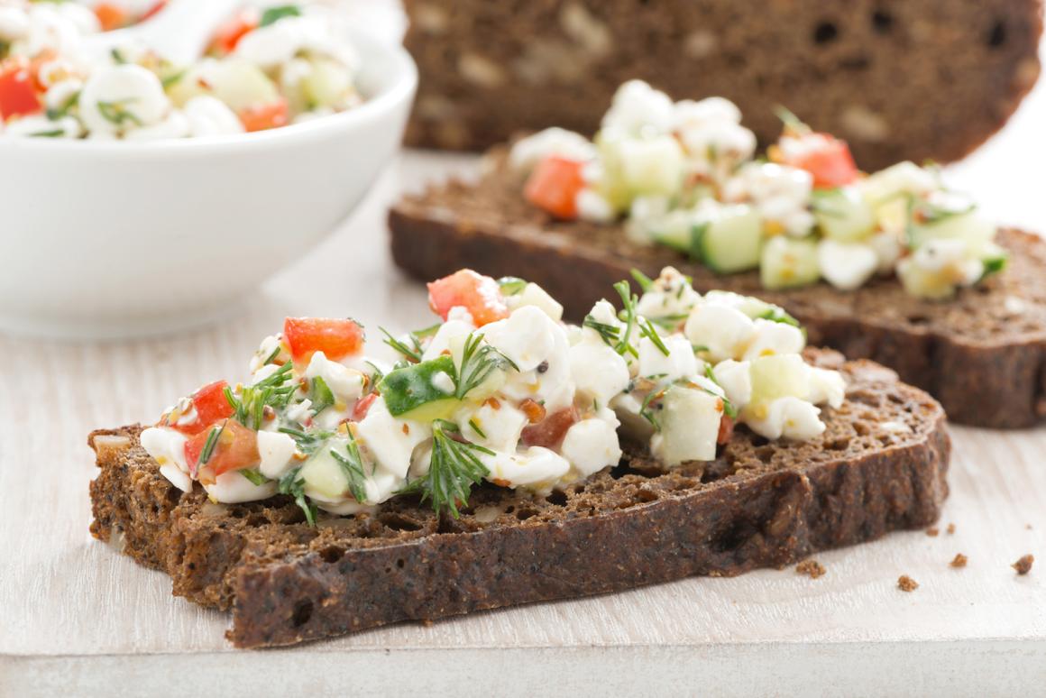Vollkornbrot mit Frischkäse-Gemüse-Topping