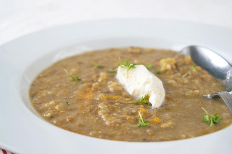 Linsensuppe mit Kümmel und Minze