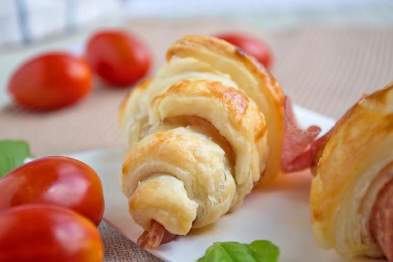 Knusprige Salamicroissants