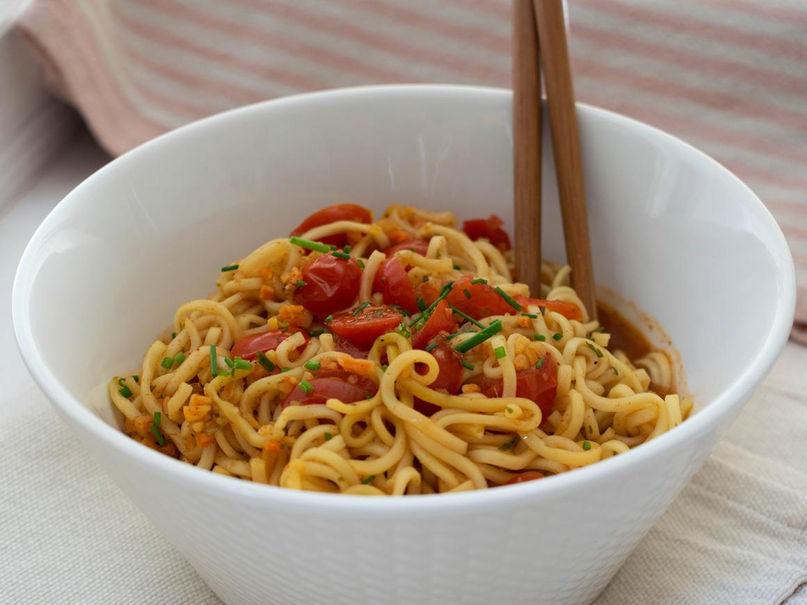 Nudeln an Tofu-Curry-Sauce