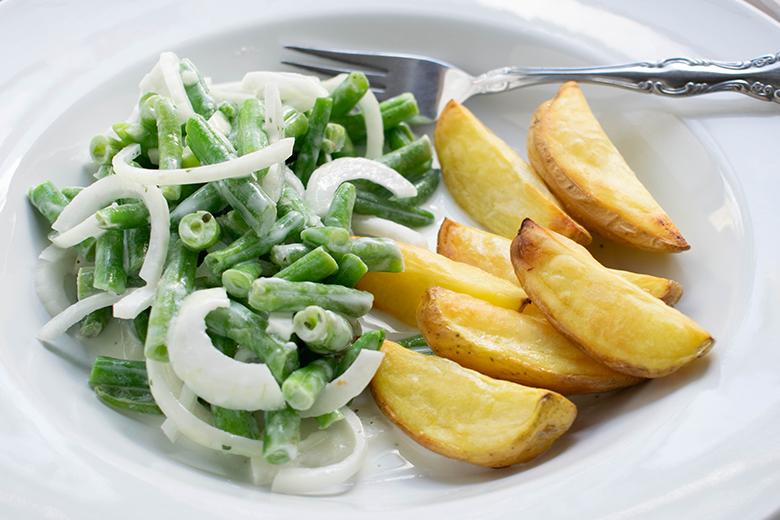 Gebackene Kartoffeln mit Bohnen-Joghurtsalat