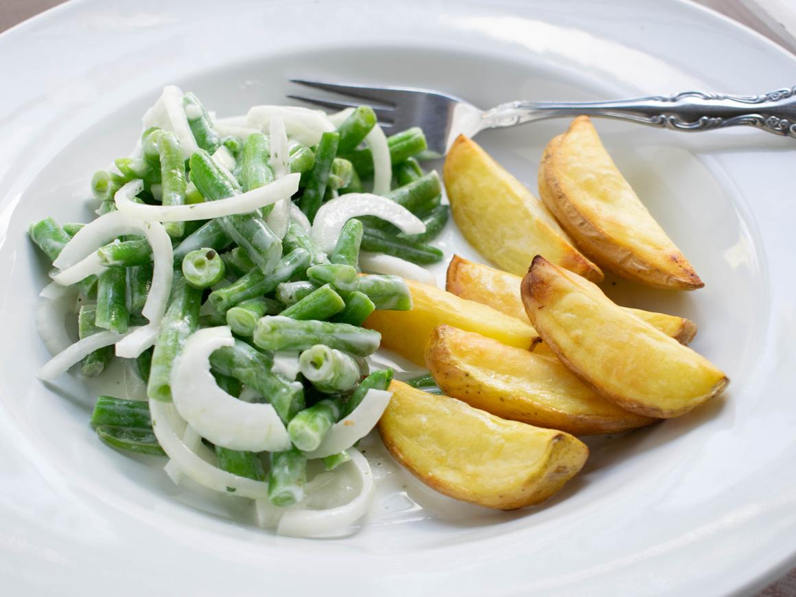 Gebackene Kartoffeln mit Bohnen-Joghurtsalat