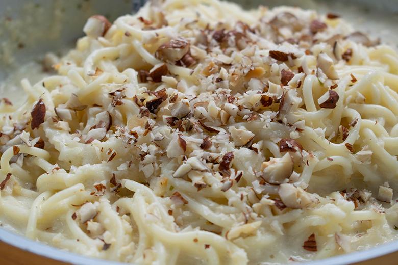 Gesunde Dinkelspaghetti an Mandelsauce