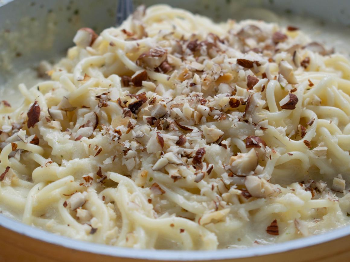 Gesunde Dinkelspaghetti an Mandelsauce