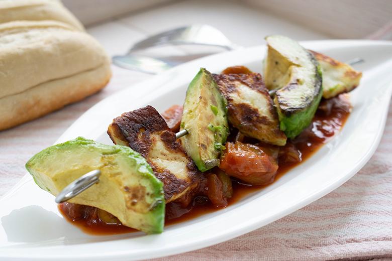 Grillspiess mit Halloumi und Avocado