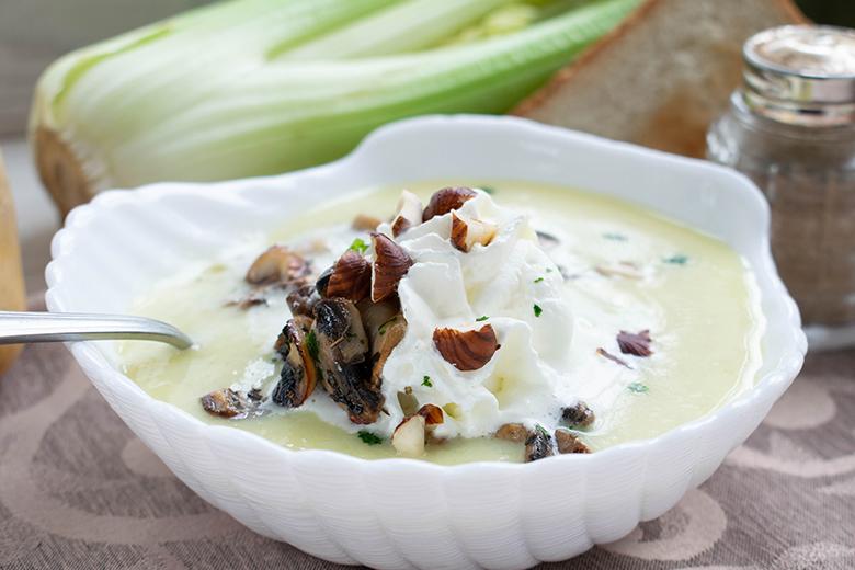 Stärkende Selleriesuppe mit Kräutern