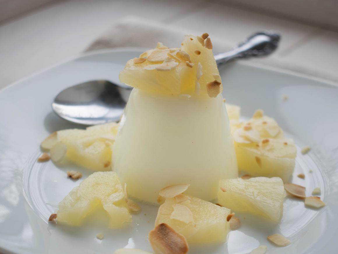 Kokos-Pudding an Ananas