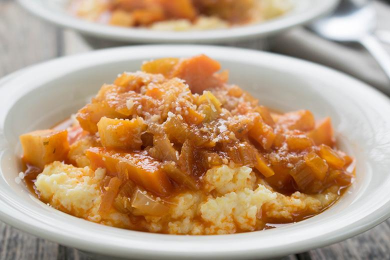 Cremige Polenta mit geschmortem Wurzelgemüse