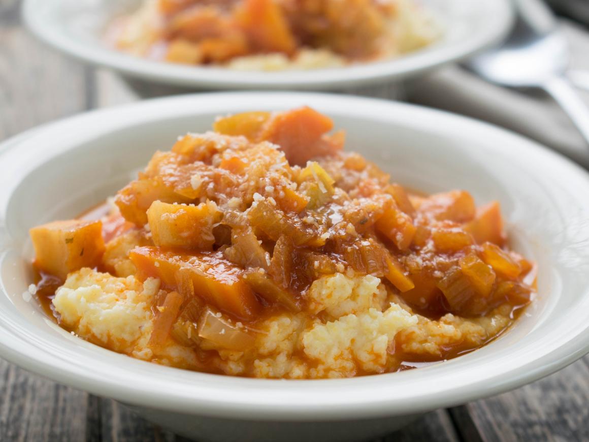 Cremige Polenta mit geschmortem Wurzelgemüse