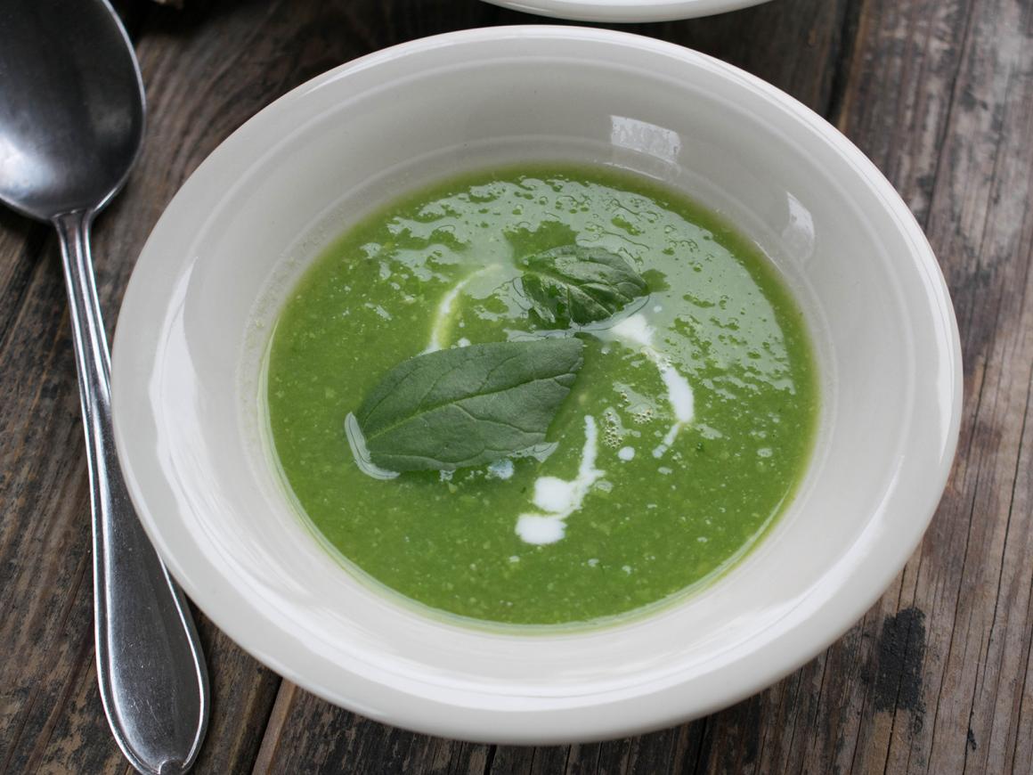 Spinatsuppe mit Avocado und Kräutern