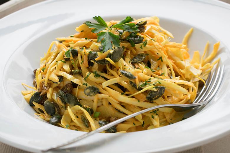 Currysalat mit Weisskohl und Mandelmus