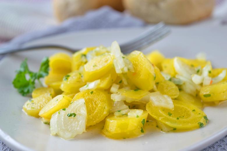 Gelber Rüeblisalat mit Knoblauch