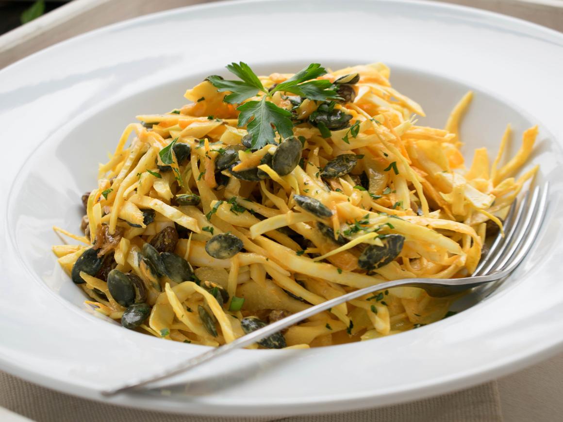 Currysalat mit Weisskohl und Mandelmus