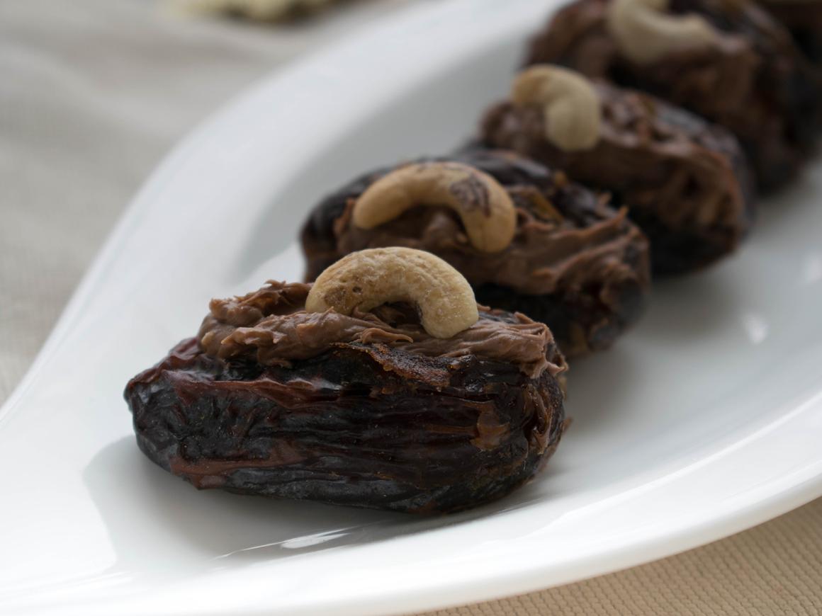 Edle Dattelpralinen mit Cashews