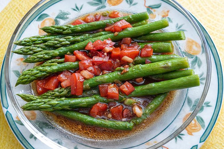 Spargelsalat mit Tomatenvinaigrette
