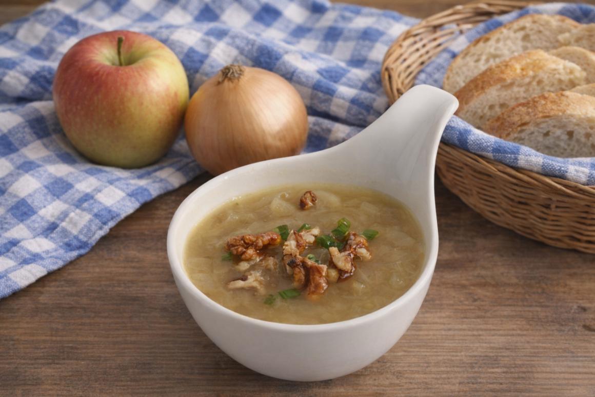 Apfel-Zwiebel-Suppe mit Baumnüssen