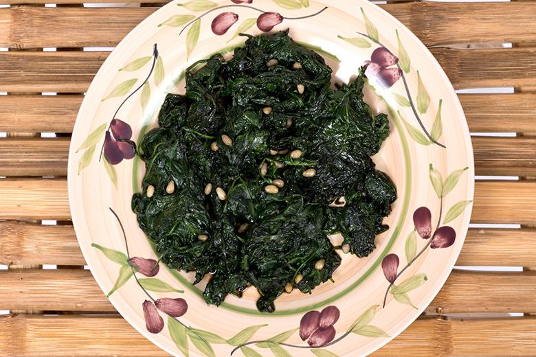 Blattspinat mit Pinienkernen