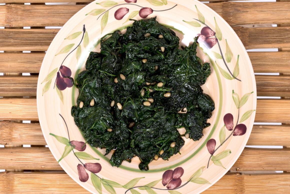 Blattspinat mit Pinienkernen