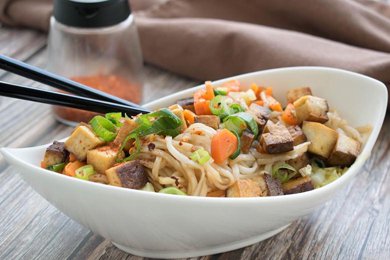Reisnudeln mit gebratenem Tofu