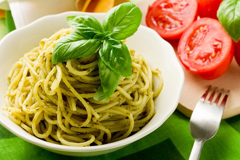 Spaghetti mit Basilikumpesto