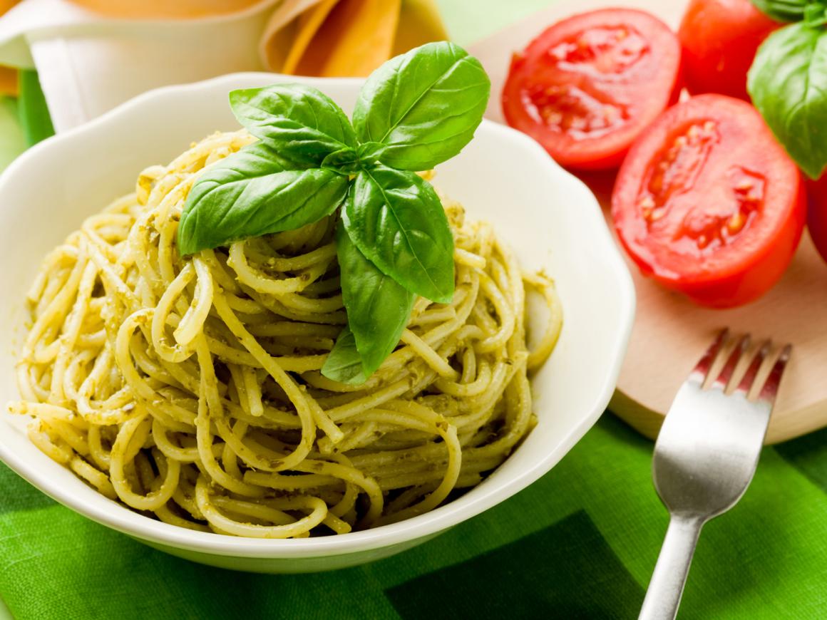 Spaghetti mit Basilikumpesto