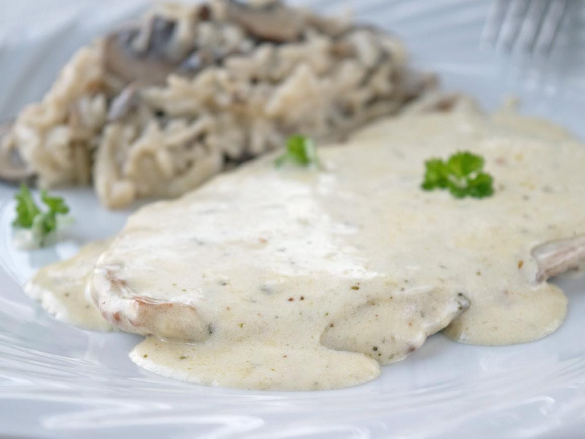 Marinierte Schweineschnitzel an Rahmsauce