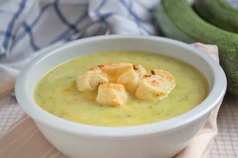 Zucchetti-Suppe mit Rüebli