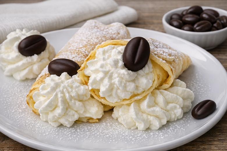 Palatschinke mit süsser Sahne