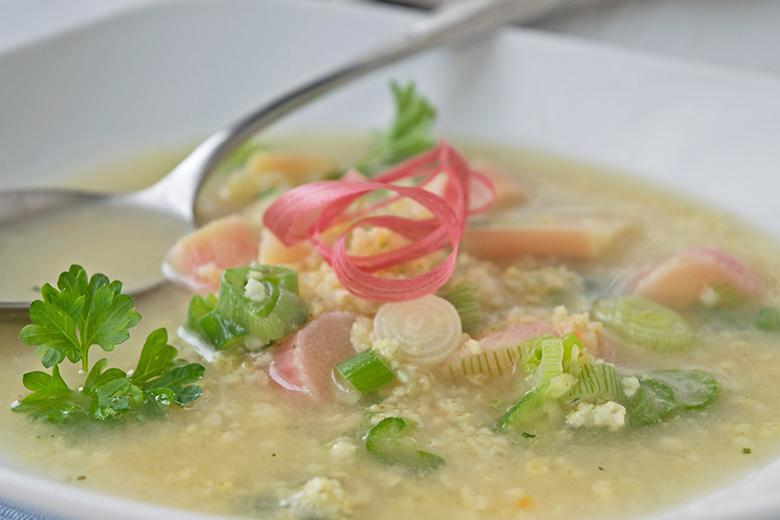 Bouillon mit Bulgur und Rhabarber